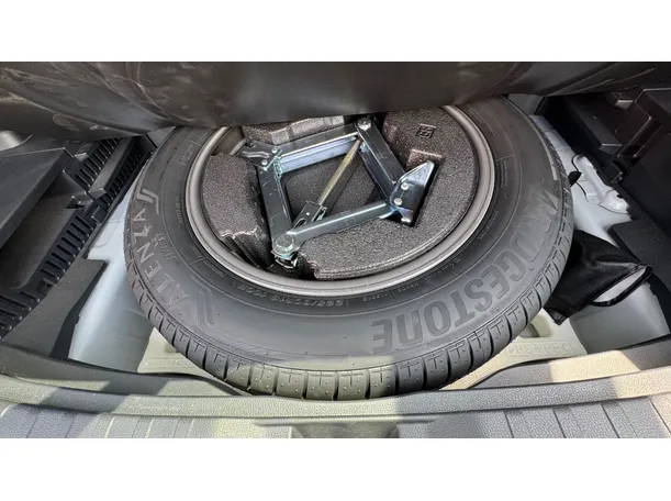 Car image 26