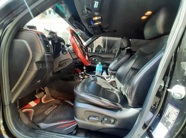 Car image 12