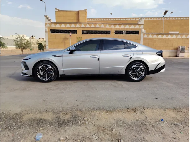 Car image 8