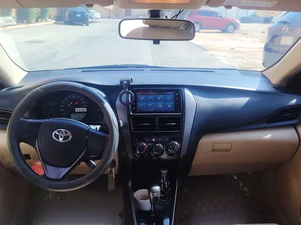 Car image 14