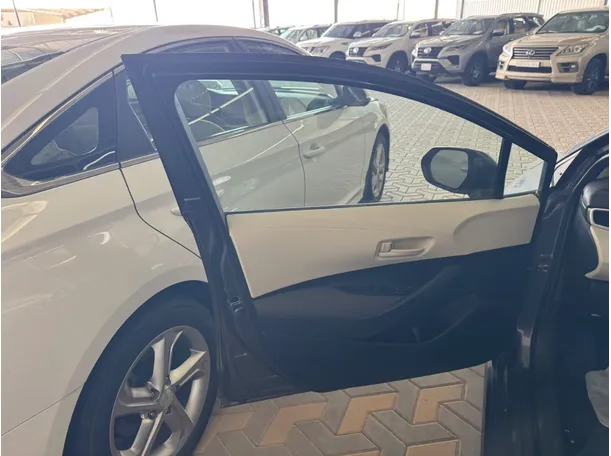Car image 8