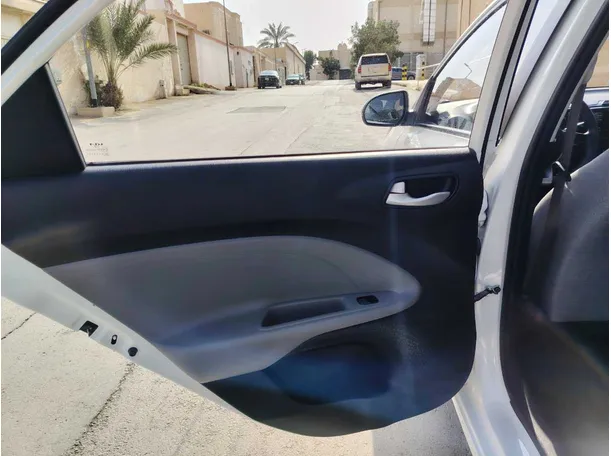 Car image 13