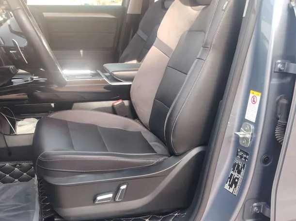 Car image 12