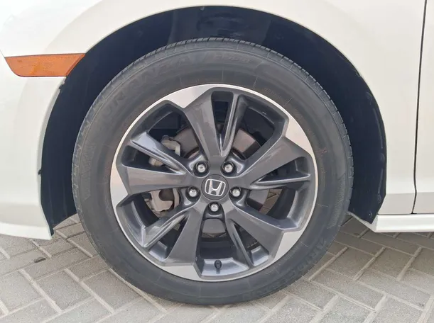 Car image 9
