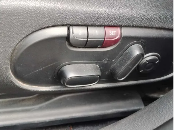 Car image 27