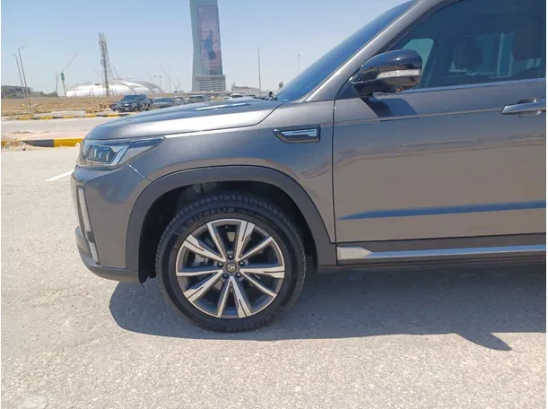 Car image 9