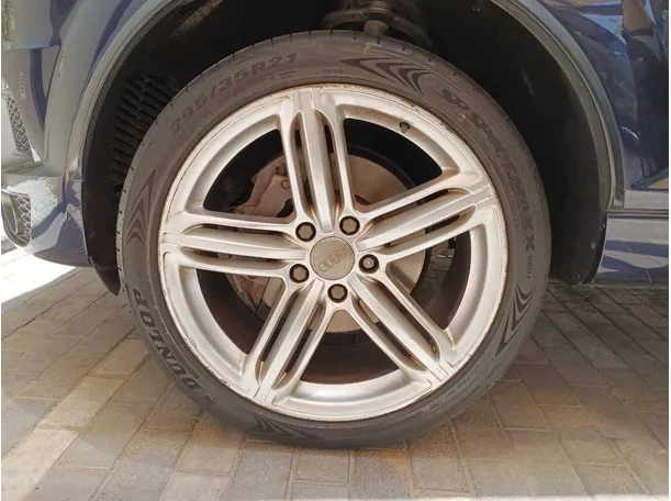 Car image 9