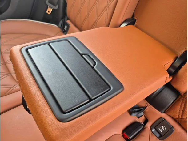Car image 28