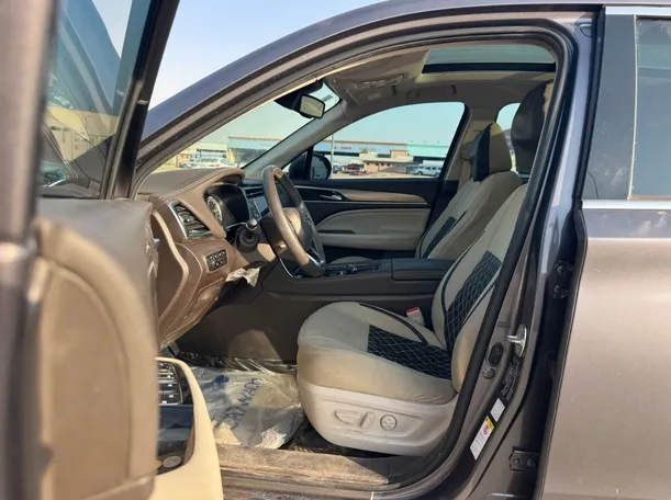 Car image 12