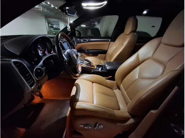 Car image 12