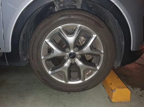 Car image 9