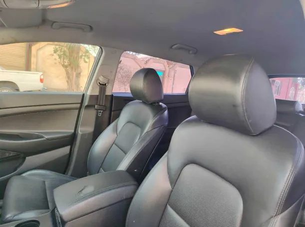 Car image 14