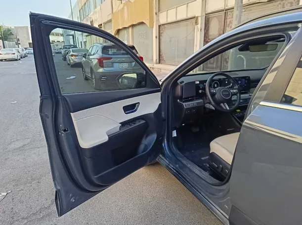Car image 11