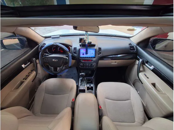 Car image 14