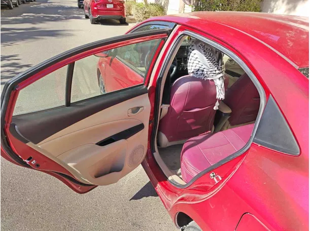 Car image 14