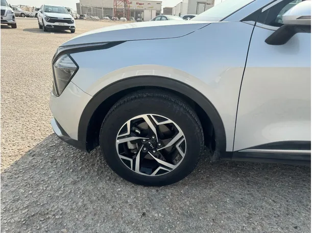 Car image 9