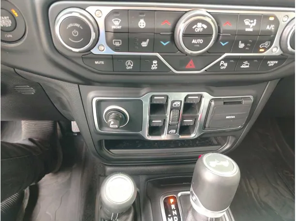 Car image 28