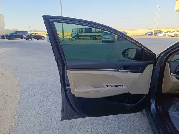 Car image 10