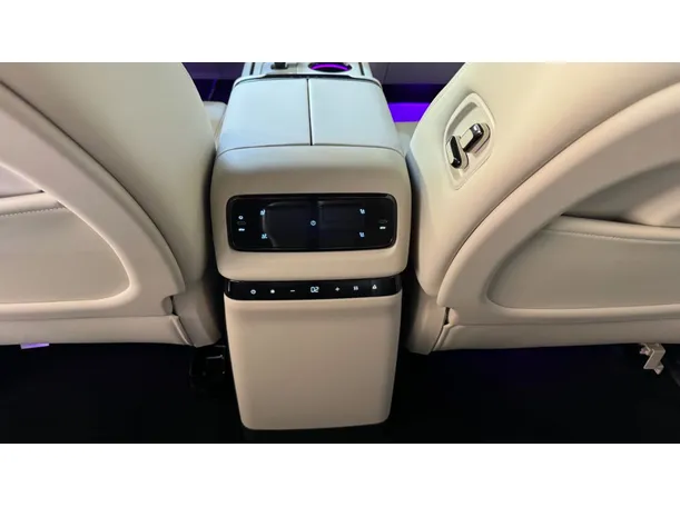 Car image 25