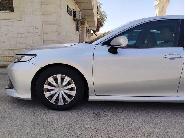 Car image 9