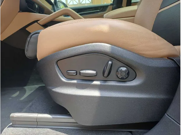 Car image 24