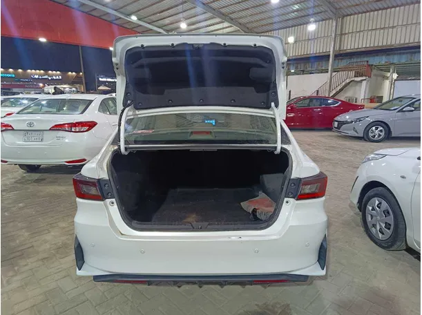 Car image 25