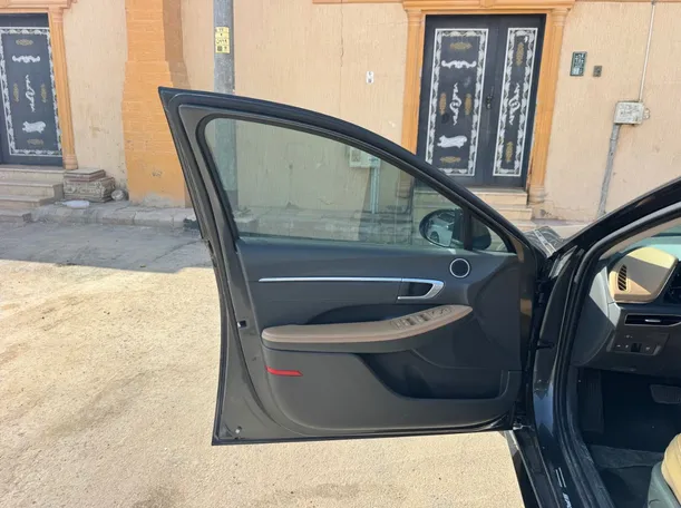 Car image 10