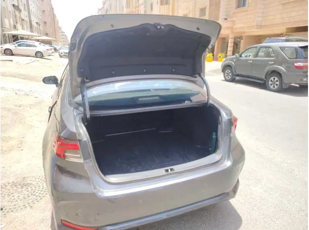 Car image 27
