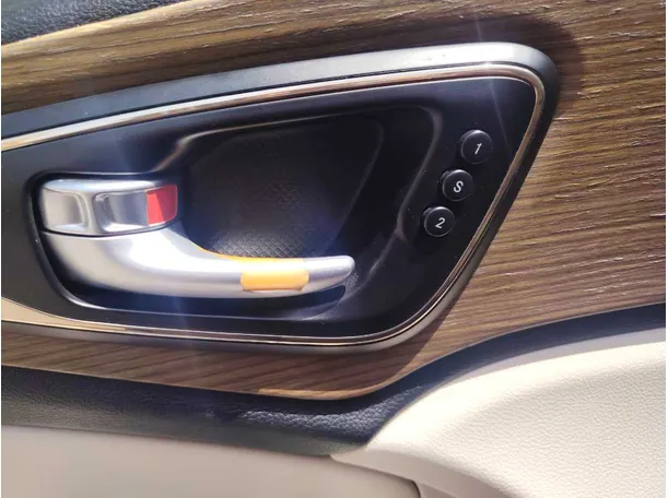 Car image 26