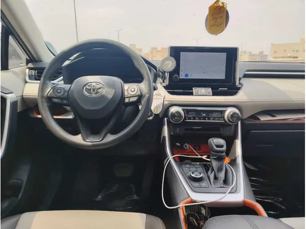Car image 19