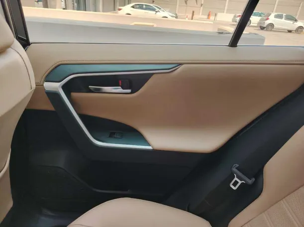 Car image 40