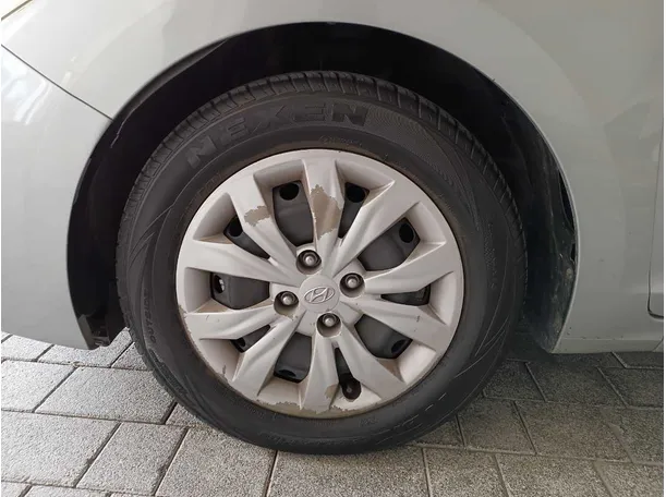 Car image 9