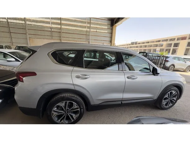 Car image 4