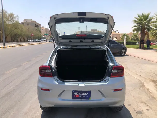 Car image 18