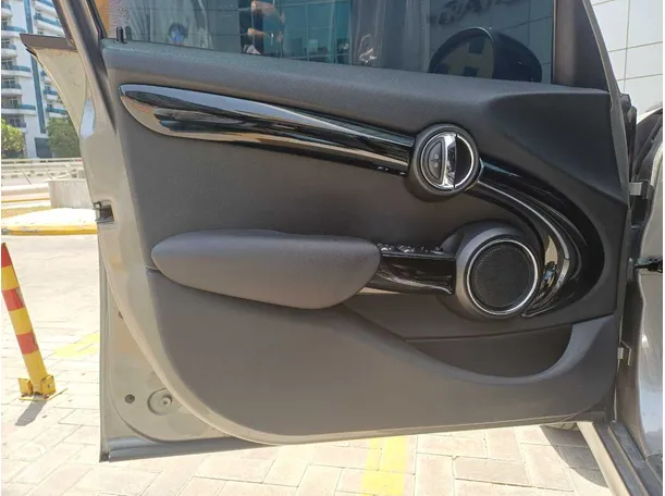 Car image 10