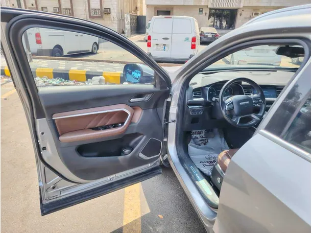 Car image 12