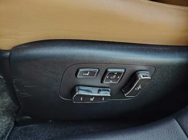 Car image 30