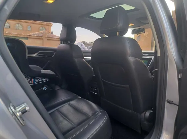 Car image 13