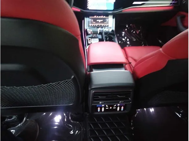 Car image 18