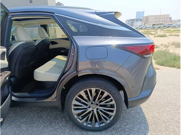 Car image 16