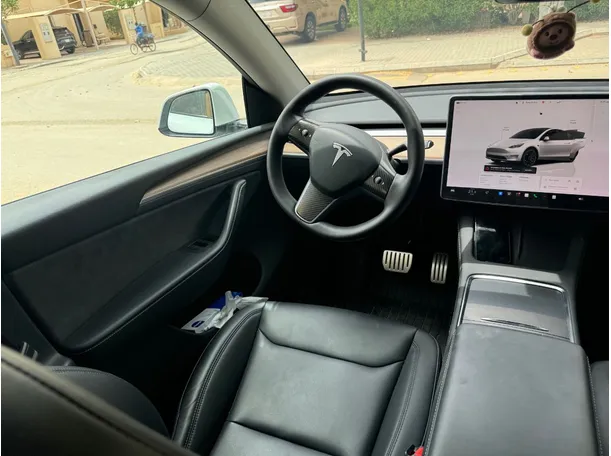 Car image 17