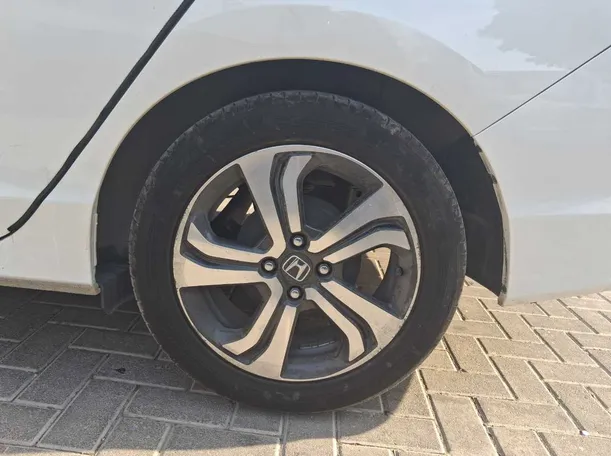 Car image 9