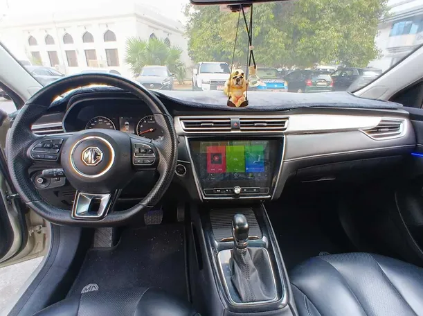 Car image 14