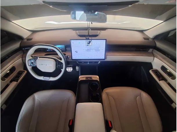 Car image 12