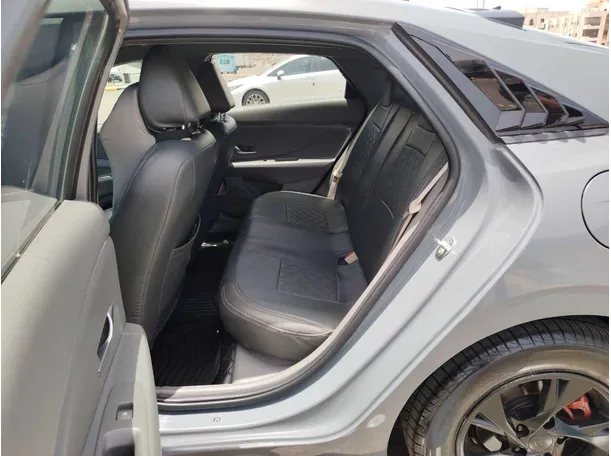 Car image 14