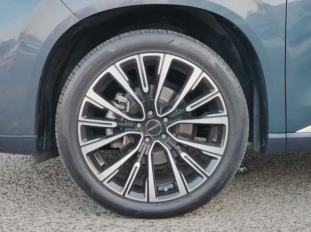 Car image 12