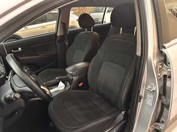 Car image 12