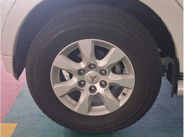 Car image 9