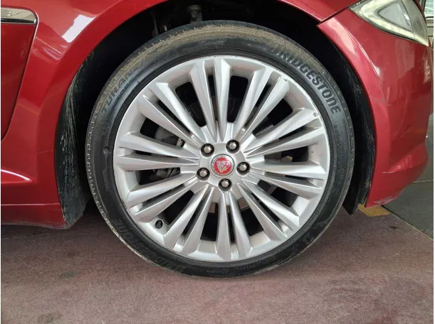 Car image 9