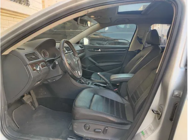 Car image 12